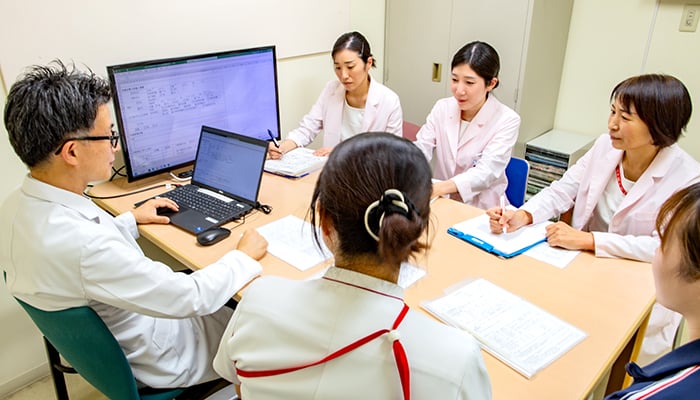 栄養科スタッフが集まりカンファを行っている写真